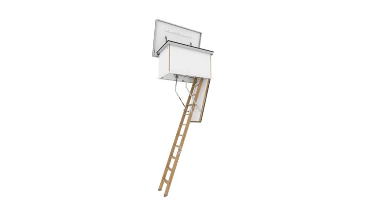 vollständig ausgezogene Dachbodentreppe, die von der Decke herunterklappt. Die Leiter besteht aus Holz, während die Klappe und der Rahmen in Weiß gehalten sind.